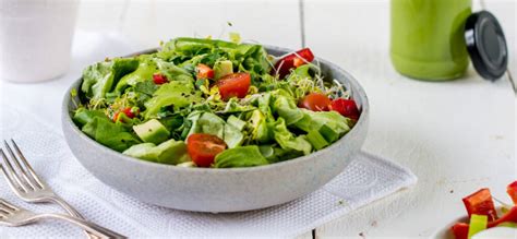 Salade composée avec vinaigrette à l'hibiscus