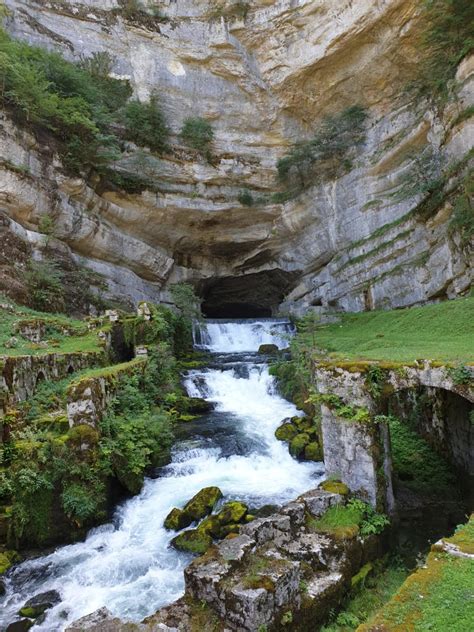 Illustration des Gorges de Nouailles et de la cascade de Syratu