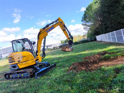 Mini-pelle en action sur un chantier