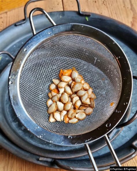 Passoire avec des graines d'agrumes lavées