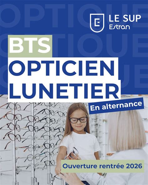 Étudiant en BTS Opticien-Lunetier révisant sur un ordinateur portable avec des lunettes et des manuels d'optique