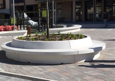 Exemple d'aménagement urbain intégré avec mobilier en béton et espaces verts