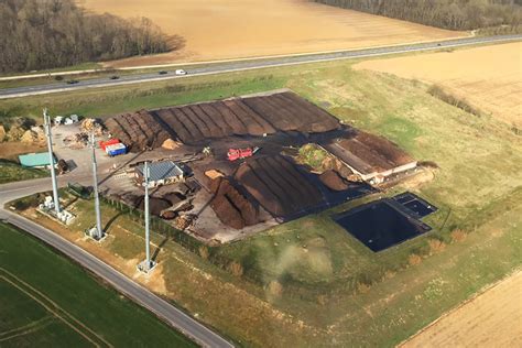 Vue aérienne d'une plateforme de compostage industrielle avec des andains