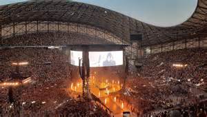 Scène de concert au Stade Vélodrome avec un feu d'artifice