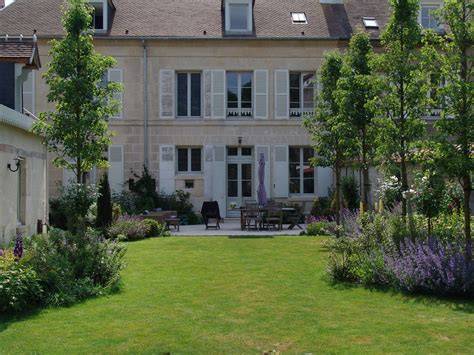 Plantes alpines dans un jardin en ville