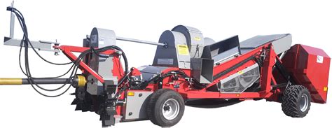 Machines agricoles récoltant des noisettes