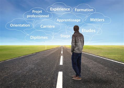 Étudiant réfléchissant à son parcours professionnel avec un tableau de vision