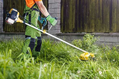 illustration d'une débroussailleuse en action sur un terrain difficile