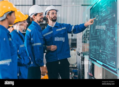 Équipe de techniciens en réunion