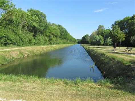 Canal de la Sauldre avec une péniche d'époque