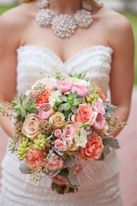 Bouquet de mariée avec des succulentes et des roses blanches