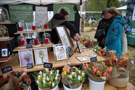 Stand de fleurs au marché de printemps