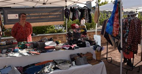 Exposants et artisans locaux au marché