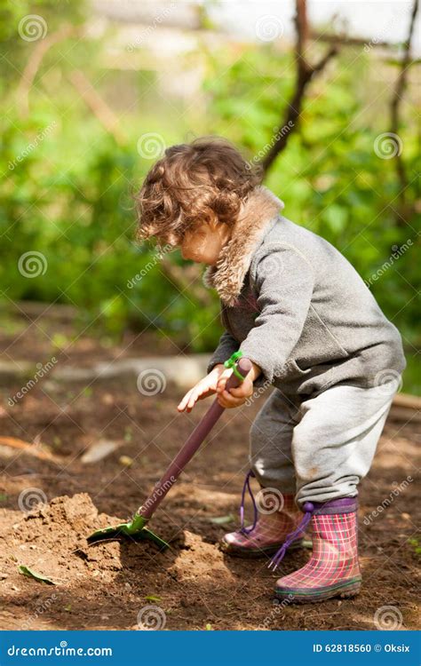 Enfant jardinant avec une petite pelle