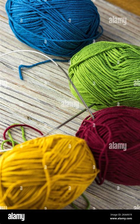 Fils de laine colorés et accessoires tricotés