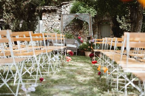 Allée de cérémonie décorée de cœurs en pique