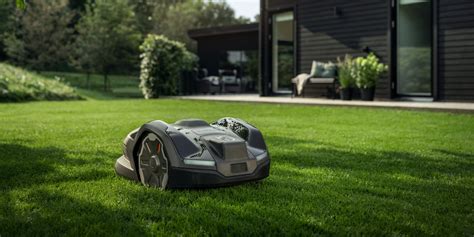 Robot de tonte en action sur une pelouse
