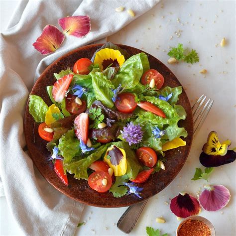 Salade décorée de fleurs de pensées comestibles