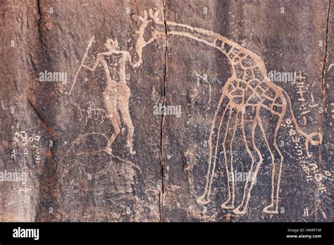 Gravure rupestre représentant des animaux et des figures humaines
