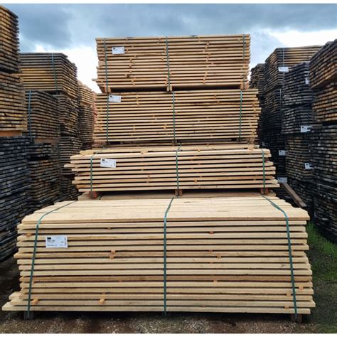 scierie avec des piles de bois
