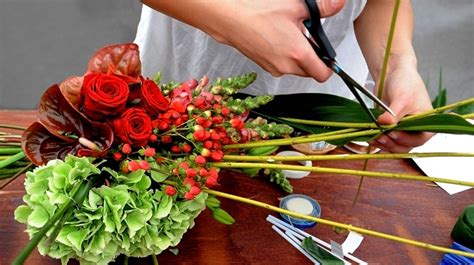 Atelier de création florale avec hortensias et orchidées