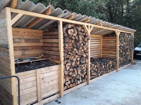 Abri à bois bien ventilé avec du bois de chauffage