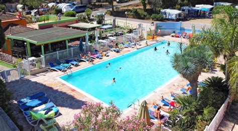 Vue aérienne du Camping Les Lauriers Roses avec piscine