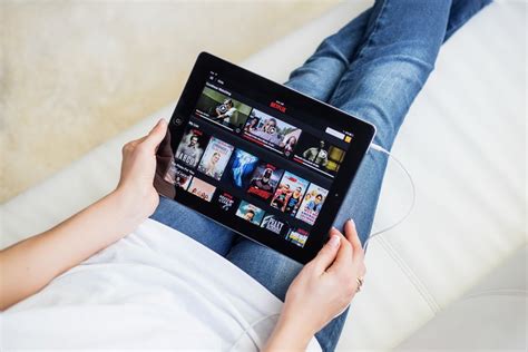 Utilisateur regardant un film sur tablette