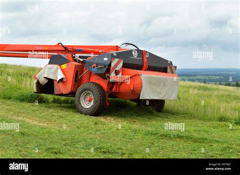faucheuse autotractée en action dans un champ