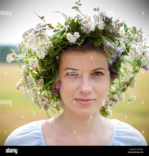 Jeune femme portant une couronne et des bracelets en lierre naturel dans une forêt