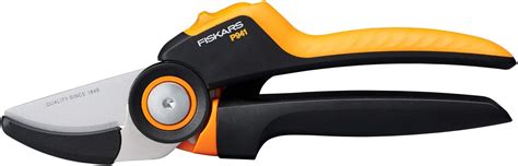 Gros plan sur la poignée d'un sécateur Fiskars PowerGear, mettant en évidence les matériaux et la texture
