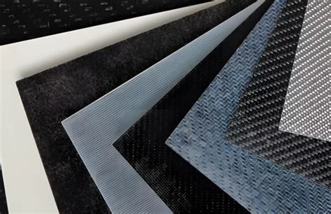 Gros plan sur la texture des matériaux composites du sécateur Fiskars