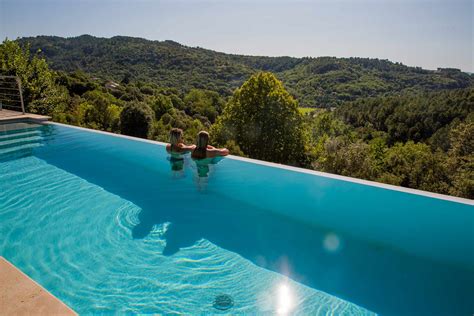Piscine à débordement avec vue sur le lac marin