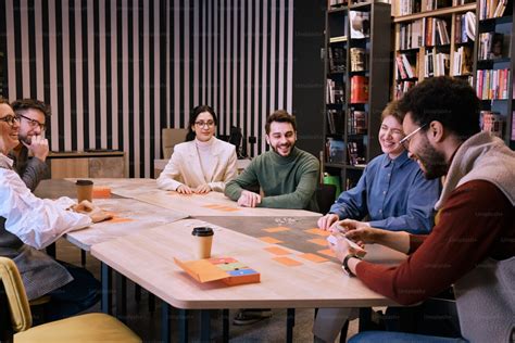 Personnes autour d'une table de jeu de société