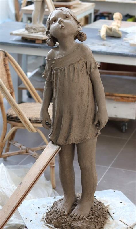 Adolescents travaillant sur des sculptures complexes en argile