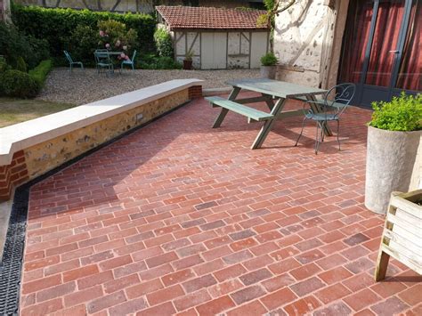 Grande terrasse en briques rouges
