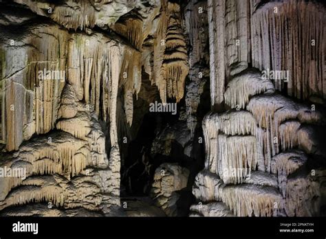grotte karstique avec des formations rocheuses et de l'eau souterraine