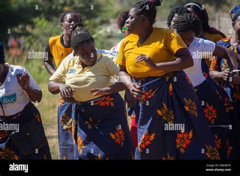 femmes âgées chantant et dansant un rituel africain