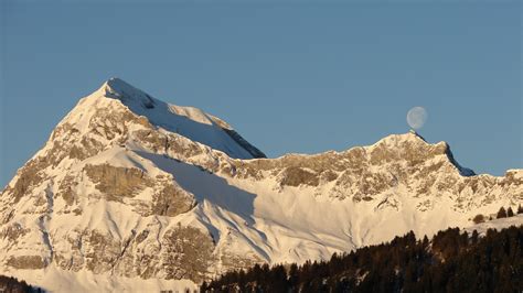 Paysage alpin avec le Mont Charvin en arrière-plan
