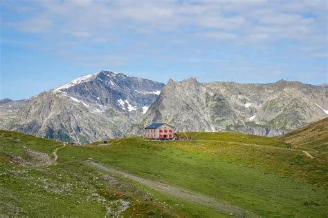 Intérieur chaleureux du refuge du Col de l'Arpettaz