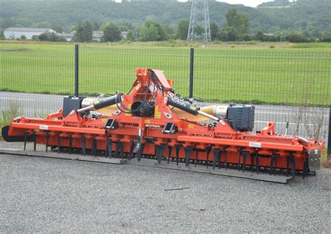 Démonstration de l'utilisation d'une herse rotative sur une planche de culture