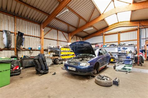 Image d'un garage automobile en pleine activité