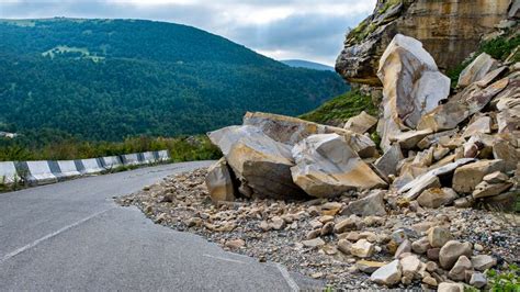 Illustration d'un éboulement rocheux sur une route de montagne
