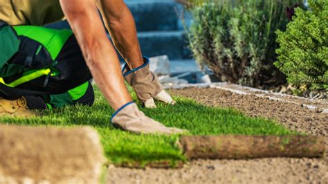 Étapes de découpe du gazon synthétique pour un obstacle