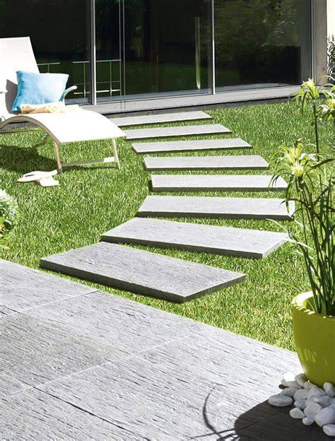 Allée de jardin en dalles PVC sur pelouse