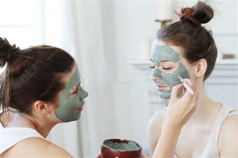 Image d'une femme appliquant un masque facial naturel