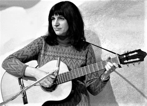 Anne Sylvestre jeune, guitare à la main