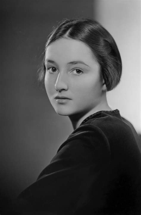 Photographie en noir et blanc d'Anne Sylvestre en studio