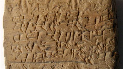 Fragment de tablette antique dans un environnement désertique avec des sables mouvants