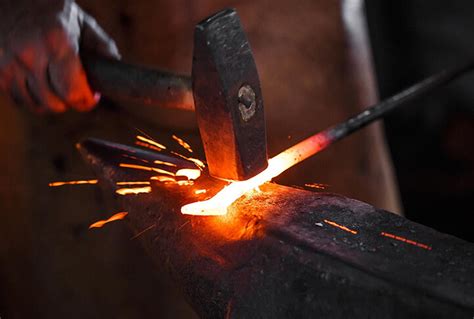 Représentation d'une forge naine avec des étincelles et une clé massive en cours de fabrication